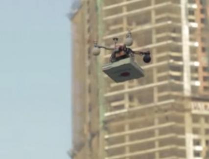 Afacere hi-tech: Pizza livrată cu drona! (VIDEO)